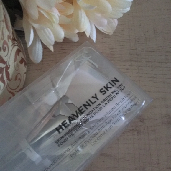BNIB IT COSMETICS Heavenly Skin Brush #707 - Picture 3 of 5